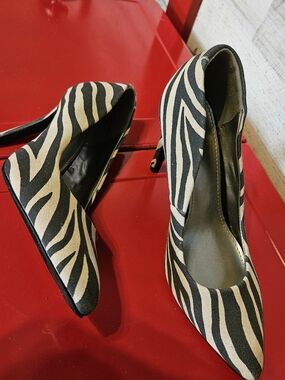Zebra Print Pointed-Toe High Heels - Black & Cream